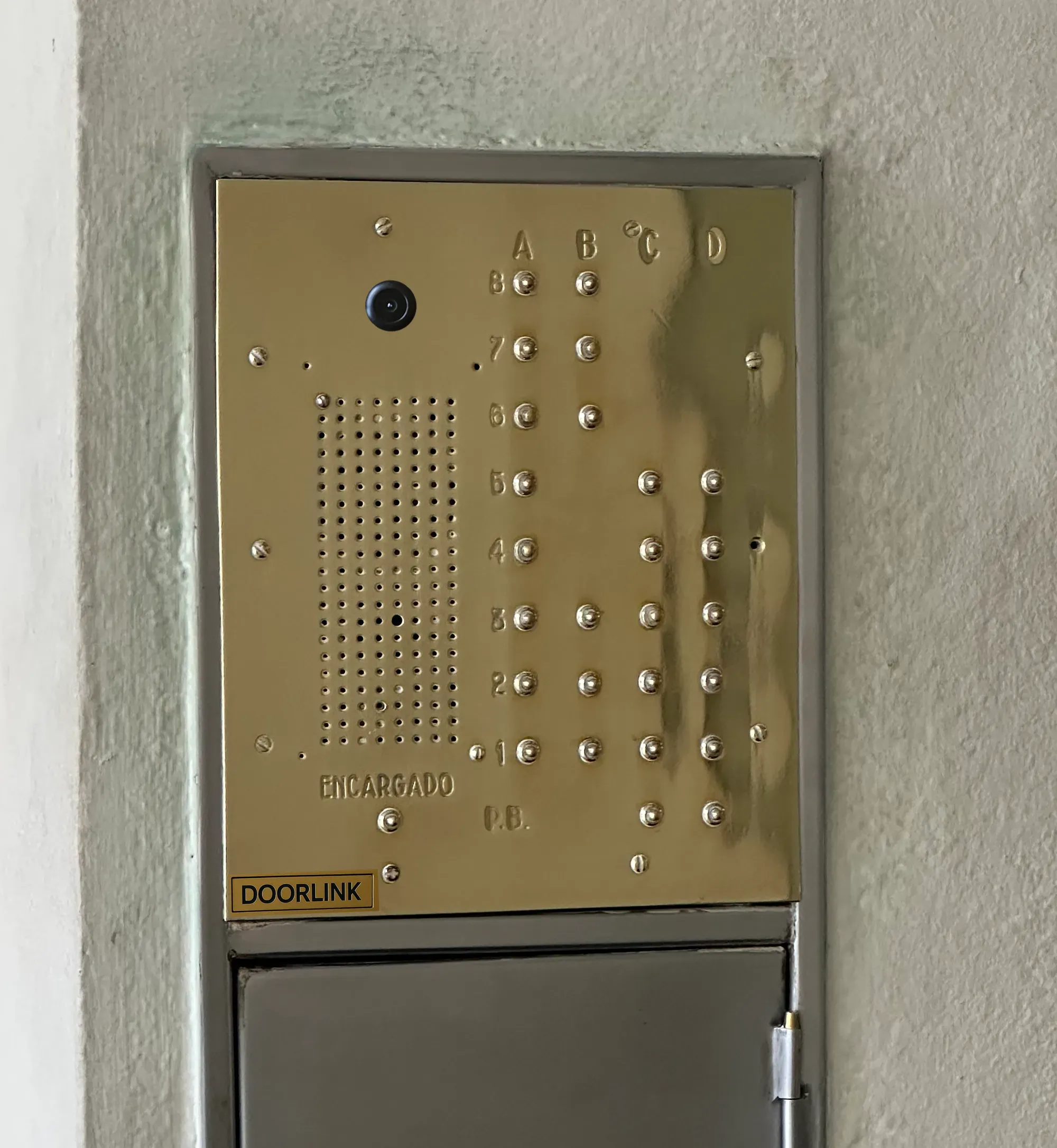 Portero eléctrico de edificio modernizado con DoorLink