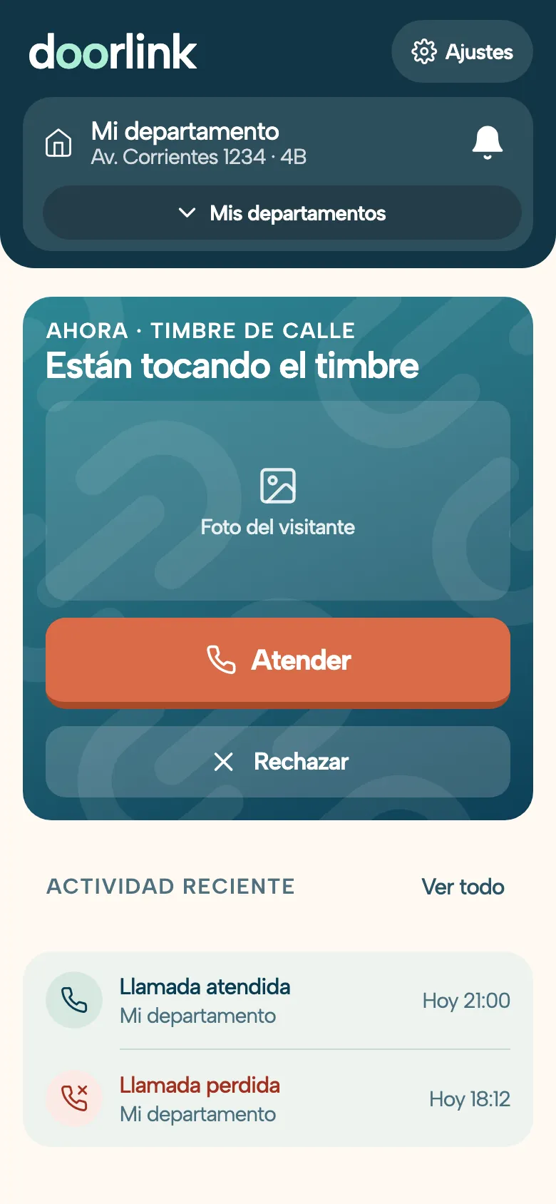 Inicio de la app DoorLink mientras tocan el timbre: la tarjeta Están tocando el timbre con la foto del visitante y los botones Atender y Rechazar