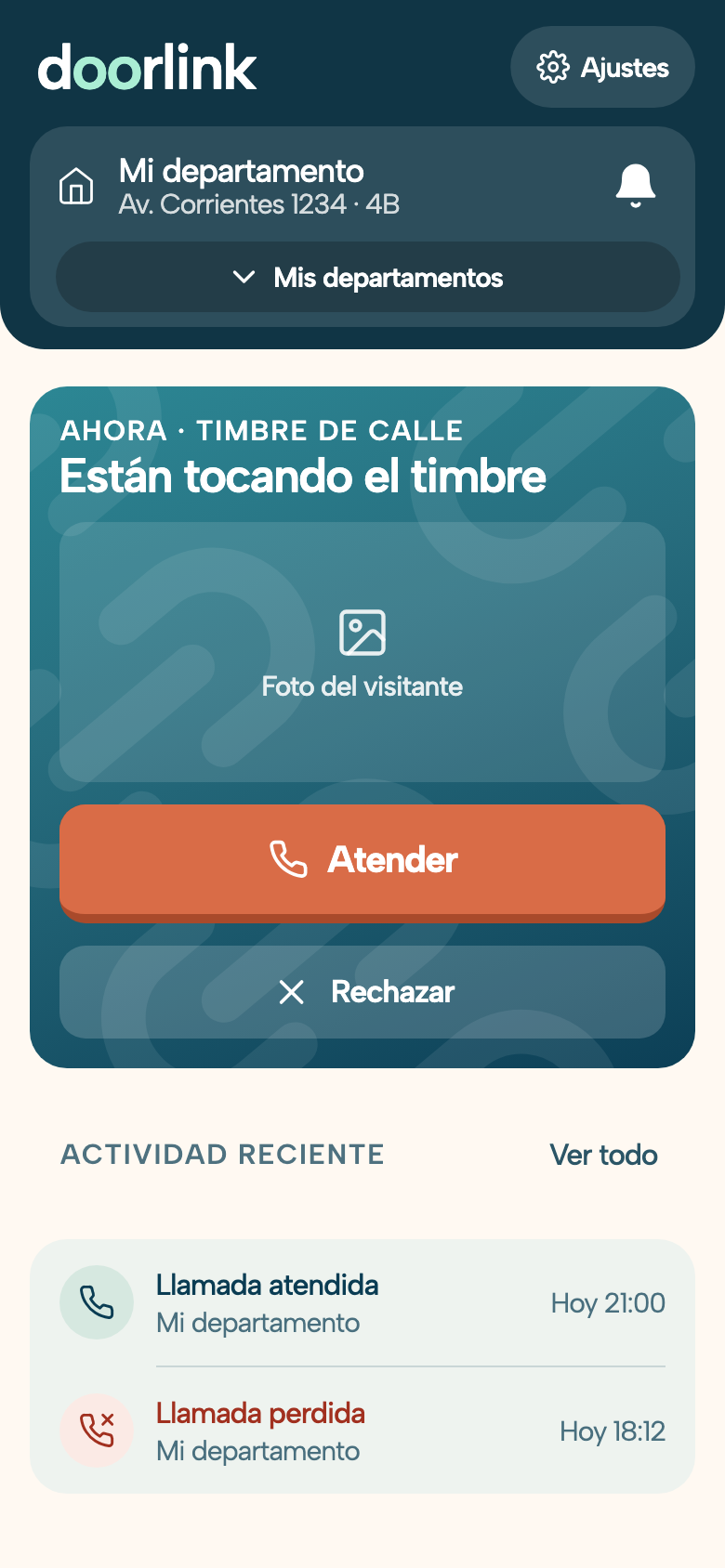 Cuando tocan el timbre, la app lo dice con palabras y en grande: «Están tocando el timbre», la foto de quien está en la puerta y dos botones anchos, Atender y Rechazar, bien separados.