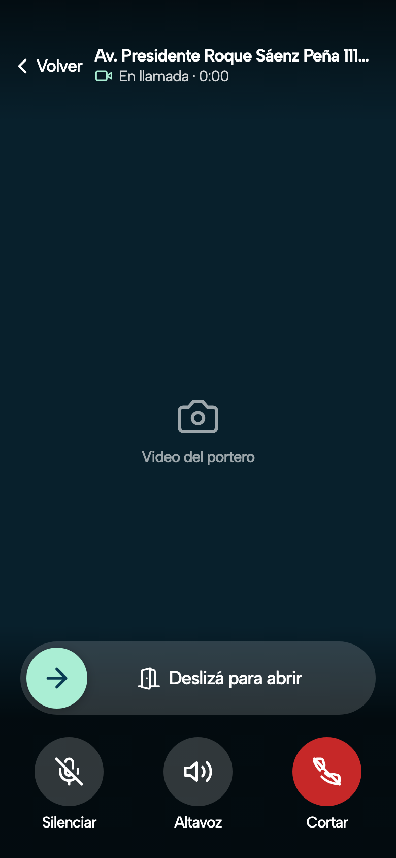 Pantalla de la llamada en curso: arriba la dirección, en el centro el video del portero y abajo el control grande «Deslizá para abrir», con los botones Silenciar, Altavoz y Cortar.